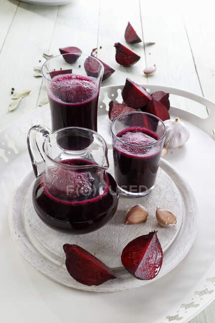 Pickled beetroot juice with garlic — Stock Photo