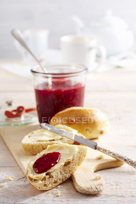 Engarrafamento de cerejas com framboesas em partes de pão com manteiga — Fotografia de Stock