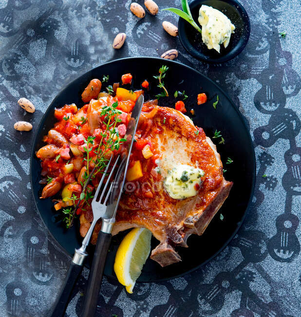 Schweinekoteletts mit Bohnen und Tomaten — Stockfoto
