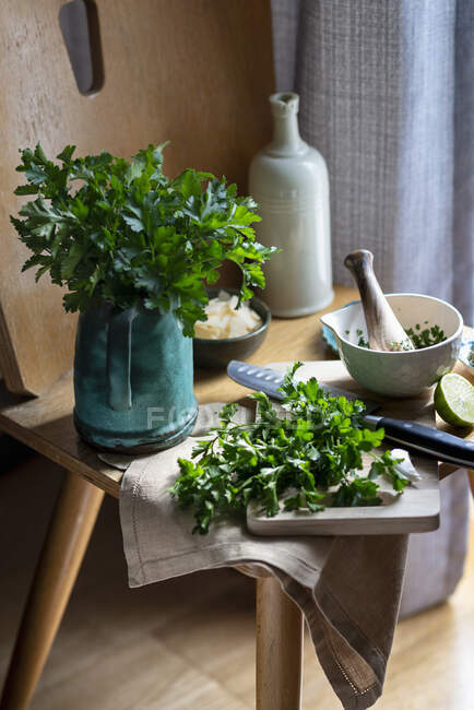 Ingredientes y utensilios para hacer pesto verde - foto de stock