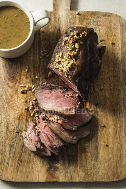 Beef sirloin with garlic — Stock Photo