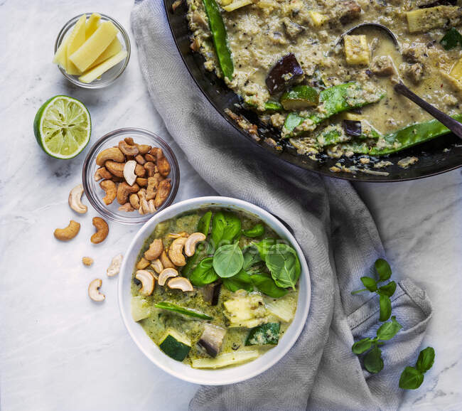 Vegan Thai Green Augbergine and Courgette Curry with bamboo shoots and cashews — Stock Photo