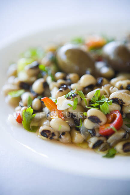 White bean salad with peppers and parsley — Stock Photo
