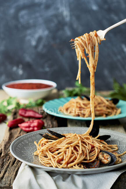 Primer plano de deliciosos espaguetis con mejillones - foto de stock