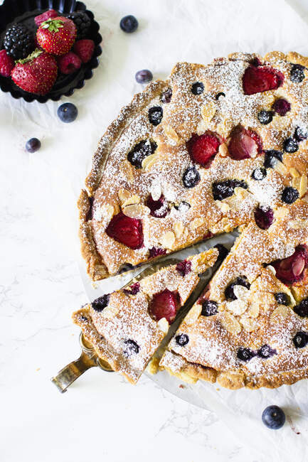 Bakewell tart with berries and fresh berries in mini bowl and on table — Stock Photo