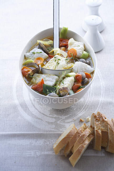 Bouillabaisse auf dem Tisch Nahaufnahme — Stockfoto