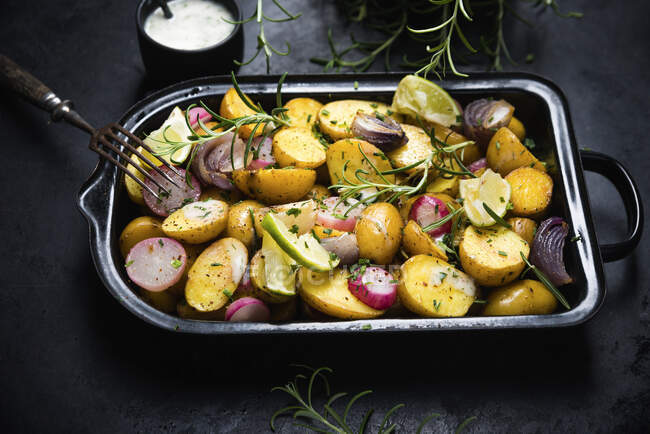 Patate arrosto, ravanelli e cipolle rosse con rosmarino e lime — Foto stock