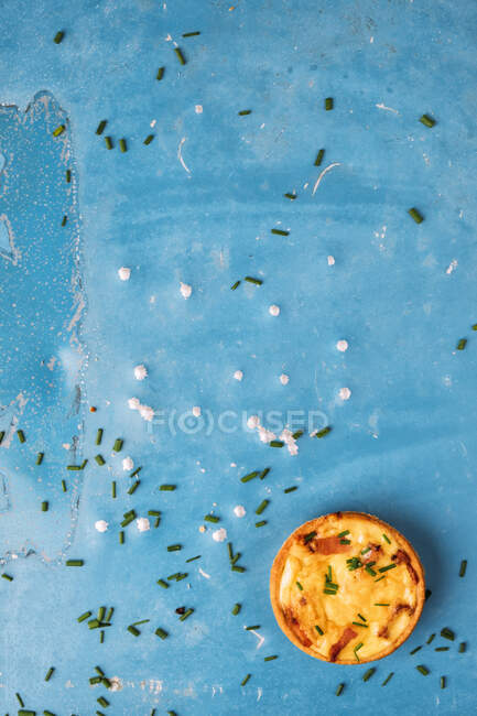 Mini cheese and bacon tarts with chives — Stock Photo