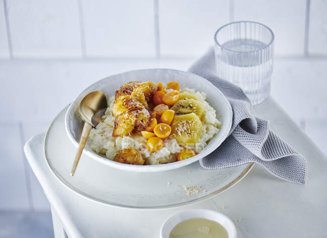 Close-up de deliciosa tigela de pudim de arroz com frutas e coco — Fotografia de Stock