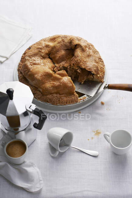 Яблучний пиріг з металевим шпателем та кавою еспресо — стокове фото
