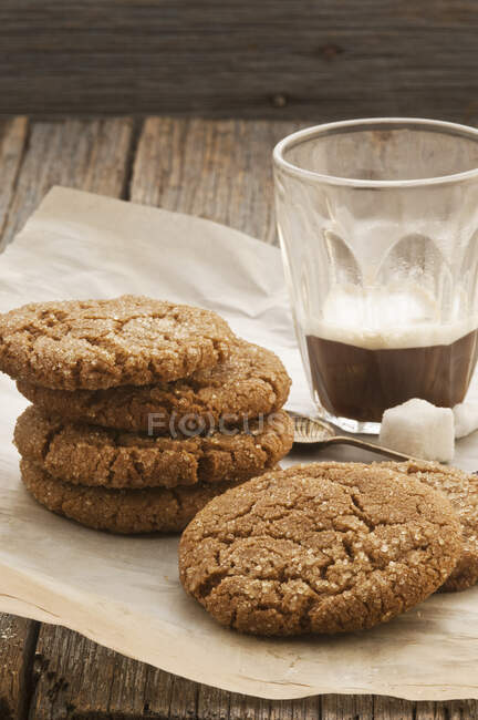 Butter biscuits and coffee - foto de stock