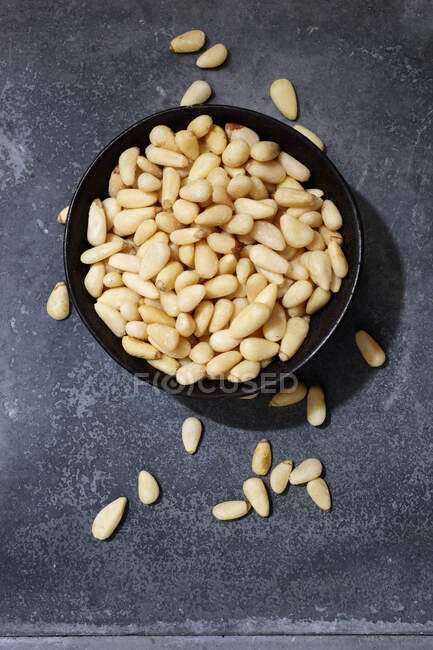 Крупный план вкусной чашки кедровых орехов — стоковое фото