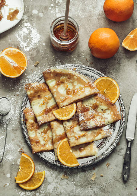 Crepes de naranja con miel - foto de stock