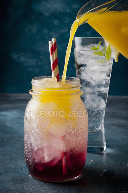 Mocktail mit Orangen und Preiselbeersaft — Stockfoto