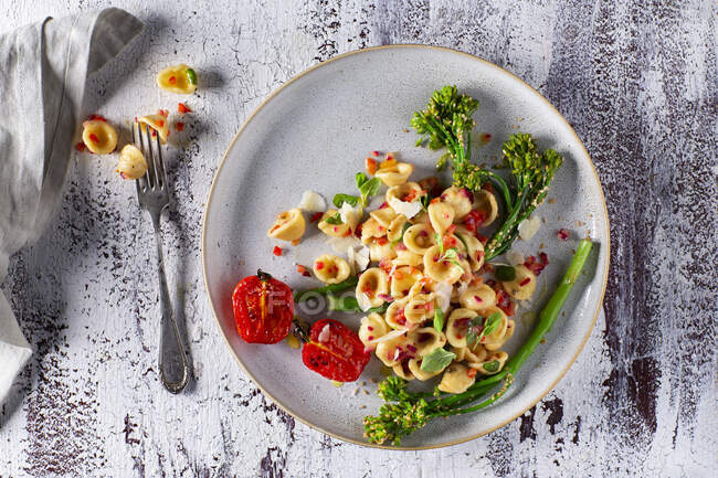 Orecchiette avec broccolini et tomates rôties, vue sur le dessus — Photo de stock