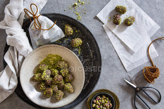 Huevos de Pascua recubiertos de dátiles, cacao y pistachos como regalo - foto de stock