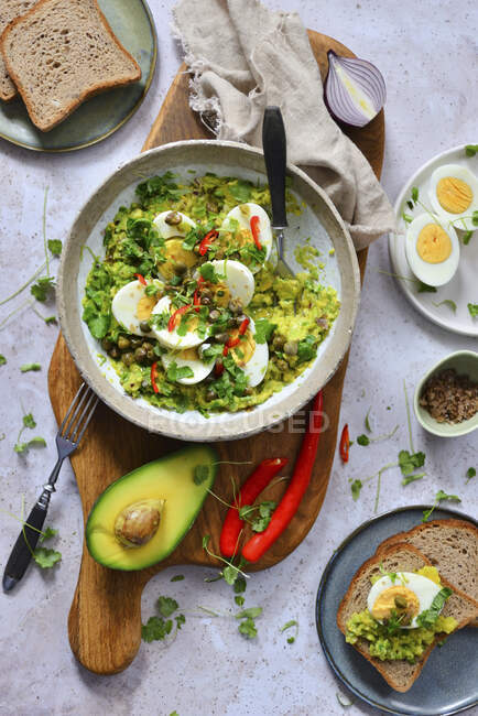 Salad with avocado, eggs, coriander and chilli — Stock Photo