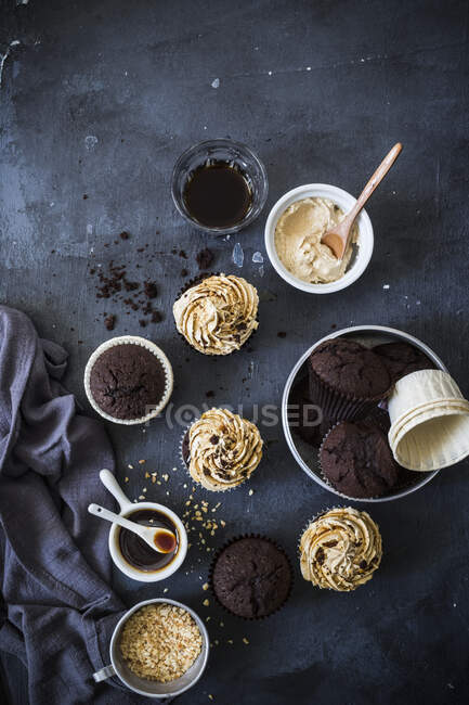 Kaffee und Karamell-Cupcakes — Stockfoto