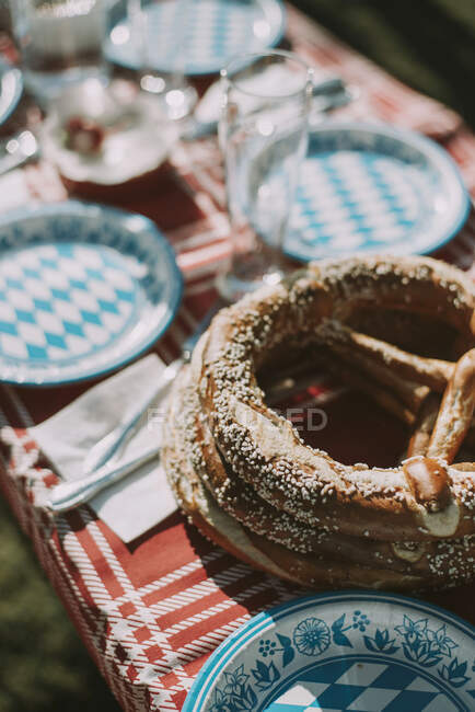 Bávaro picnic pretzels, disparo de primer plano - foto de stock