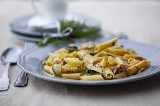 Penne with salmon and zucchini - foto de stock