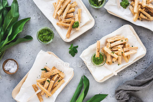 Batatas fritas de mandioca com alho selvagem salsa verde em taças de bambu — Fotografia de Stock