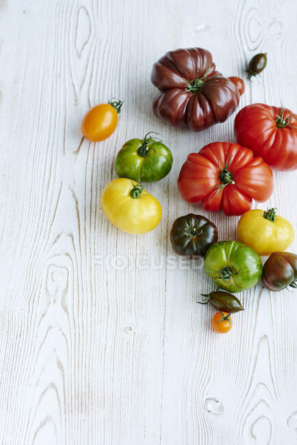 Tomates frescos sobre fondo de madera - foto de stock