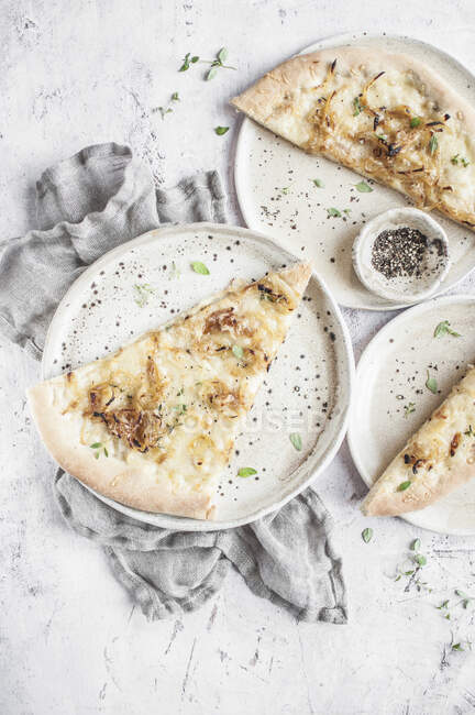 Pizza bianca com cebola e queijo — Fotografia de Stock