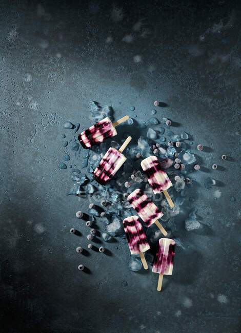 Yaourt aux myrtilles sur une surface sombre — Photo de stock
