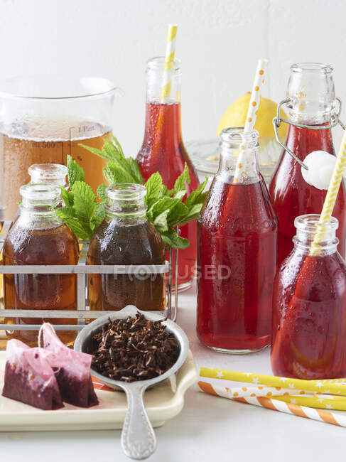 Thé glacé classique et thé glacé aux fruits — Photo de stock