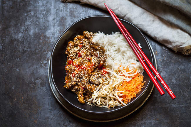 Sticky sesame beef with rice and vegetables — Foto stock
