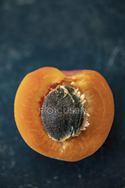 Metà di albicocca fresca con seme, primo piano colpo — Foto stock
