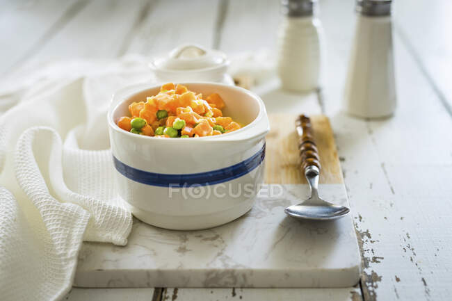 Einfache polierte Karotte mit grünen Erbsen — Stockfoto