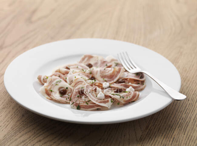 Jambon italien sur une petite assiette — Photo de stock