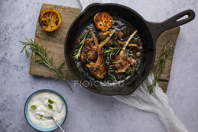 Roast lamb chops with rosemary and garlic — Stock Photo