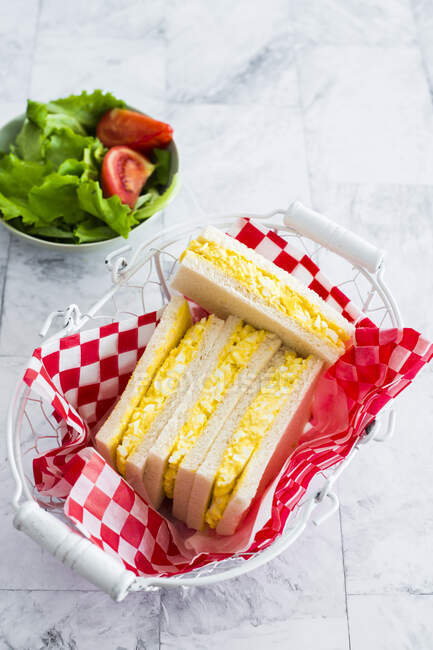 Primer plano de delicioso sándwich de ensalada de huevo - foto de stock