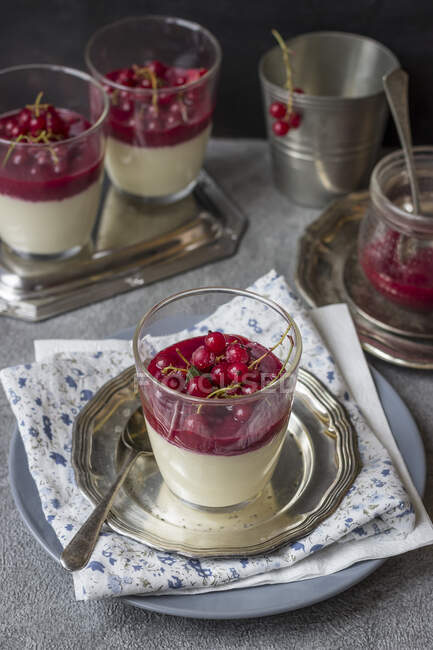 Dessert con bacche fresche e fragole su un piatto bianco — Foto stock