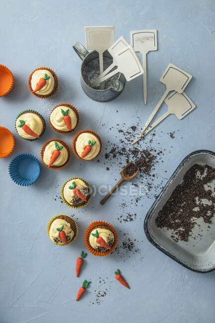 Karotten-Cupcakes mit Orangen-Frischkäse-Zuckerguss und zerkleinerten Keksen — Stockfoto