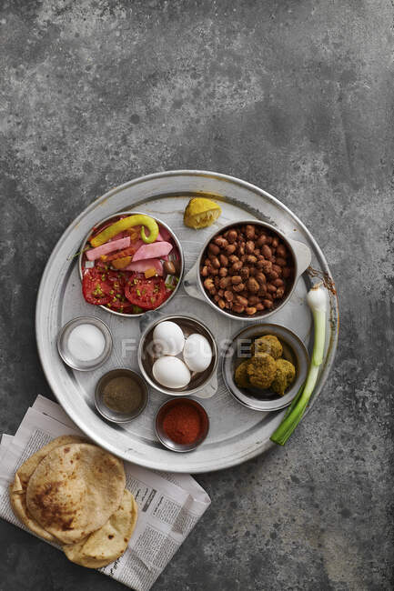 Traditional Egyptian breakfast variations, Foul and falafel with pickled tomatoes — Stock Photo