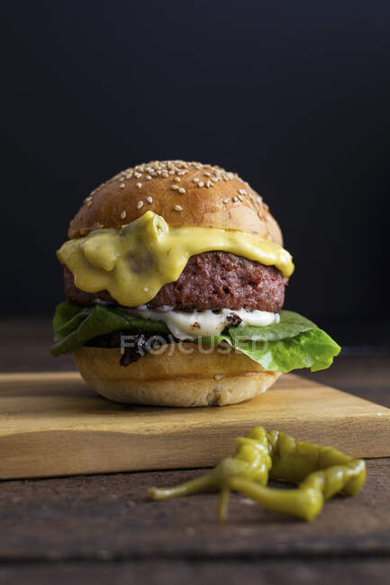 Um hambúrguer vegetariano com uma risada sem carne — Fotografia de Stock