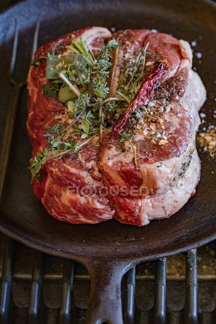 Uncooked chuck roast with spices, herbs and cinnamon stick — Stock Photo