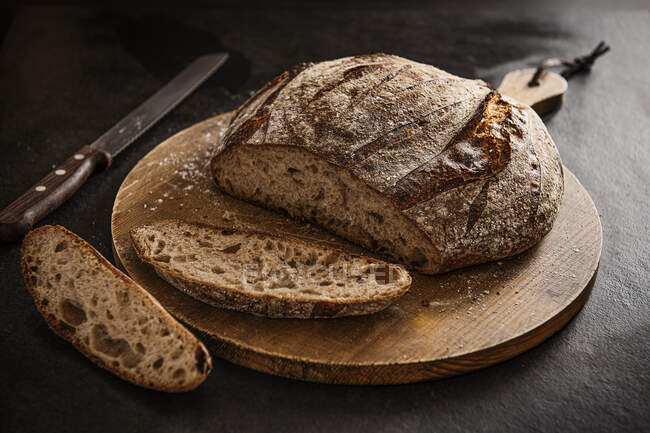 Хлеб из теста, нарезанный на доске и ноже — стоковое фото