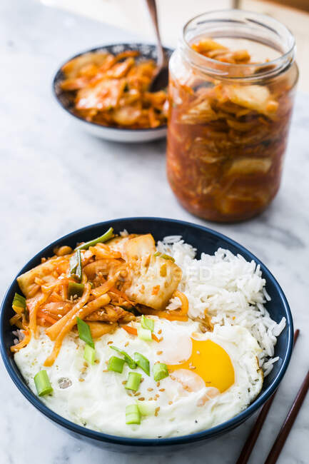 Cuenco de arroz con huevo frito y kimchi - foto de stock