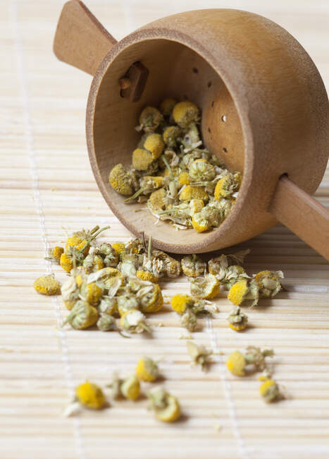Primer plano de delicioso té de manzanilla - foto de stock
