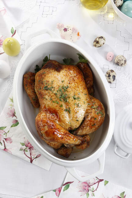 Roasted chicken in the Easter arrangement — Stock Photo