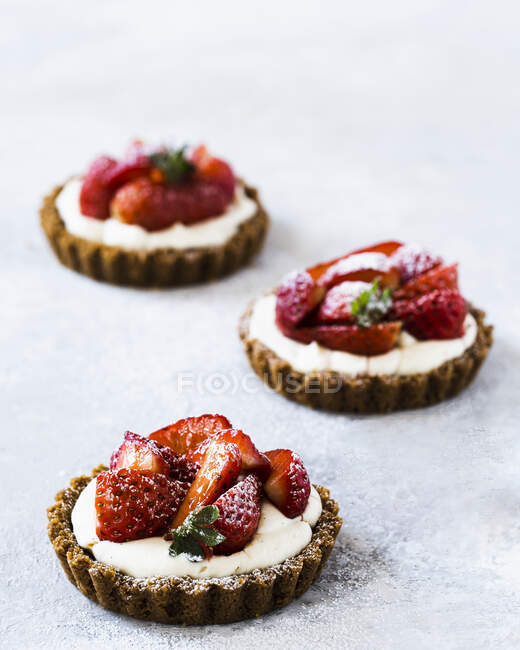 Tartlets with mascarpone and strawberries — Stock Photo