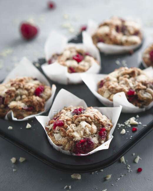 White chocolate-raspberry muffins — Stock Photo