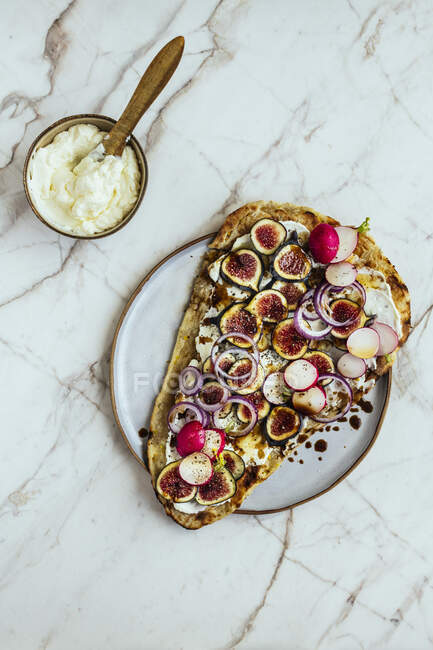 Flatbread with Labneh, Figs, Radish and Red Onion — Stock Photo