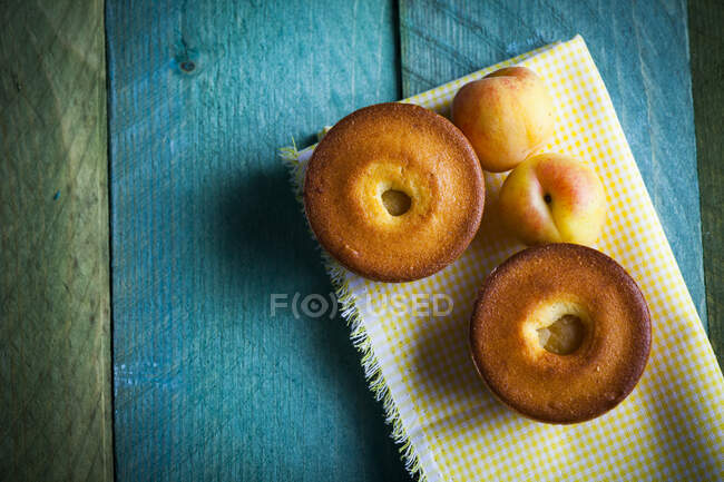 Kleiner Pfirsichkuchen auf blauem Holz — Stockfoto