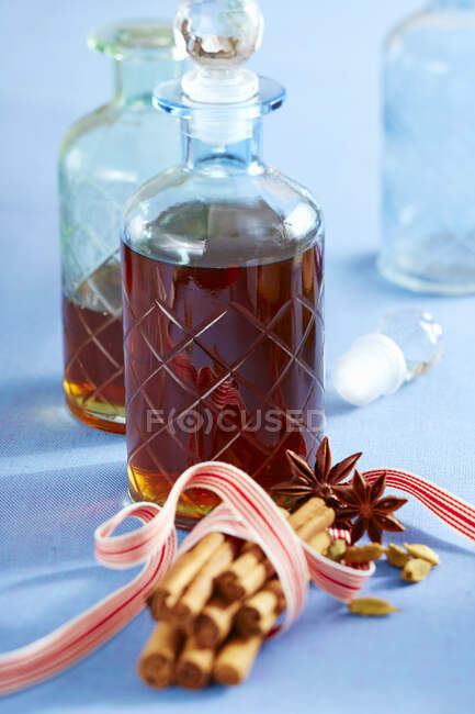 Домашний восточнофризский зимний ликер со звёздным анисом, корицей, кукурузным шнапсом и сахарной пудрой — стоковое фото