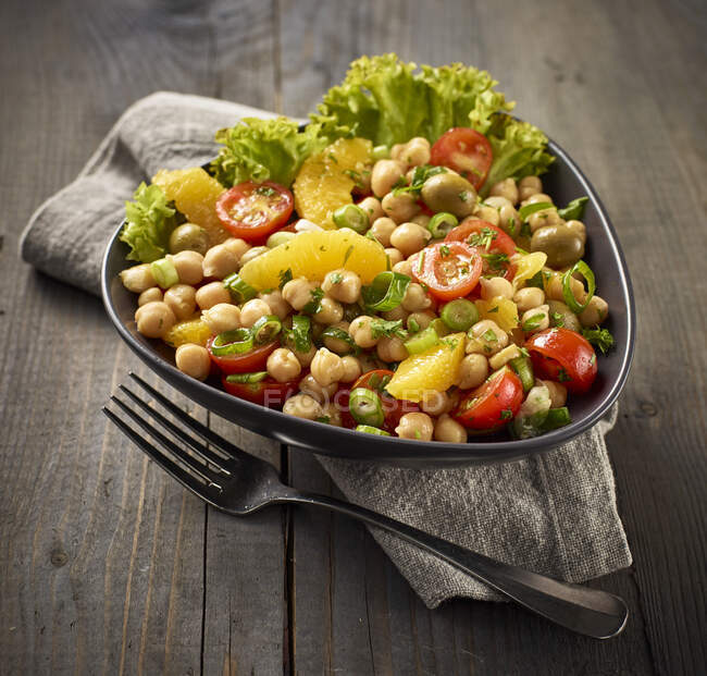 Vegan chickpeas salad with oranges and tomatoes — Stock Photo